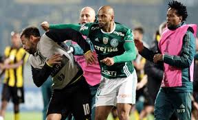 Felipe melo disputó los minutos finales del partido contra santos. Ex Juventus Star Felipe Melo Banned For Punching Opponent