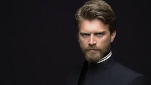 İki yıldır abd'nin orlanda eyaletinde yaşıyor, emlak sektörüyle uğraşıyor. Kivanc Tatlitug Agabeyi Turkiye De Konut Sektorune Giriyor