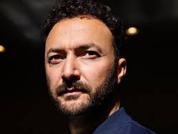 Nasrdin Dchar is na de marathonvoorstelling 'Familiekroniek' klaar met het  verhaal van zijn ouders. Hoewel....