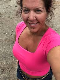 Women's preference for normal shirts over crop tops