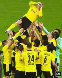 Der polnische rechtsverteidiger von borussia dortmund wird seine profikarriere beenden. Fums On Twitter Was Ein Abschied Fur Lukasz Piszczek Bvb Rblbvb