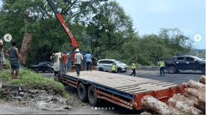 15.45 (03.45) berarti jarum jam pendek bergerak 3 jam 45 menit 3 jam + 45 menit = 3 jam + (45/60) jam. Truk Terguling Di Tikungan Amoy Berhasil Dievakuasi Lalin Kembali Lancar Suara Sumut