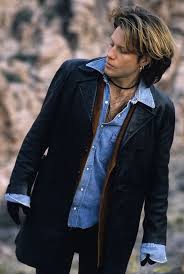 Preuve de l'entrée de bon jovi dans l'âge adulte, le titre dry county et ses dix minutes racontant la vie de personnes visant un eldorado où l'alcool est interdit. 900 My Jon My Bon My Jovi Ideen Musik Jon Bon Jovi Dunkelhaarige Manner