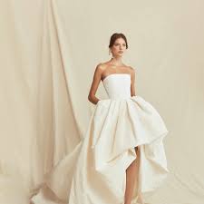 Always ahead of the trends, bridal firm aire barcelona is now presenting its 2021 wedding dress collections. Oscar De La Renta Wedding Dresses By Season