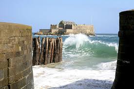 Après les grandes marées de février (photo de gérard cazade) place à la marée du siècle en fin de semaine. Les Grandes Marees A Saint Malo Hotel De La Cite A Saint Malo