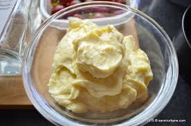 4 linguri miere de albina 2 oua 100 g unt 250 g zahar 600 g faina 1 lingurita bicarbonat de sodiu 1 lingura extract de vanilie coaja si zeama. Crema De Vanilie Cu Unt Pentru Tort Sau Prajituri Crema Mousseline Savori Urbane