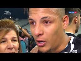 Arana (guilherme antonio arana lopes, born 14 april 1997) is a brazilian footballer who plays as a left midfield for italian club atalanta, on loan from sevilla fc. Emocionante Mae De Guilherme Arana Invade O Campo E Deixa O Jogador Emocionado Com Declaracao Video Dailymotion