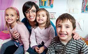 Recalcularea pensiilor pentru cei care au continuat sau continuă să lucreze, are loc la cererea pensionarului, în funcție de anul de ieșire la pensie și de numărul de ani lucrați după pensionare, timp în care din salariul său au. Proiect De Lege Mamele Cu Mai MulÅ£i Copii Ar Putea Primi Pensie SpecialÄƒ