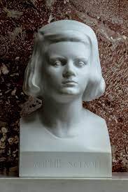 Together, they traveled throughout munich distributing pamphlets suggesting ways in which germans could peacefully resist the war and the government. Sophie Scholl Wikipedia