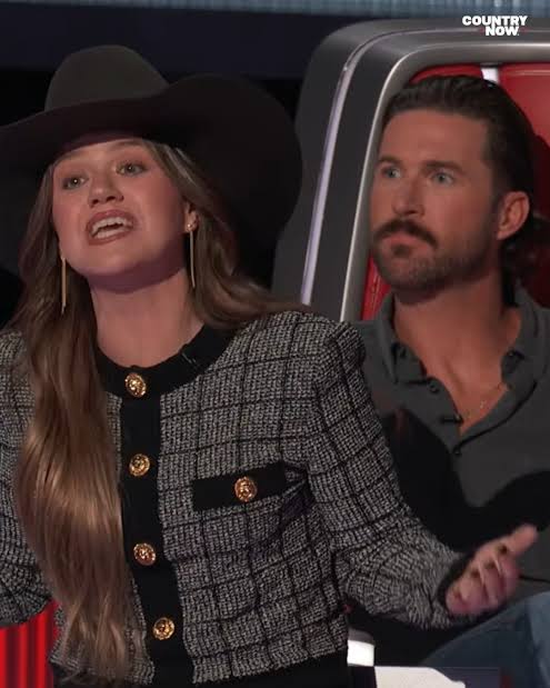 Kelly Clarkson hijacked Riley Green's cowboy hat on The Voice and  completely rocked the look. We might need to see Kelly in a cowboy hat more  often! 👀😂🤠