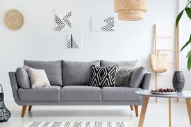 Eingewickelt in eine kuschelige decke schaut man dem schneetreiben vor dem fenster zu. Sofa Richtig Auswahlen Hausinfo