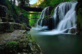 Cascada bigar, care se afla pe valea minisului, in muntii aninei, judetul caras severin.aspectul inedit este dat de inaltimea de 7 metri de la care curge apa, direct pe un bloc de tuf calcaros.zona izvorul sau izbucului bigar este inclusa din anul 2000 in parcul national cheile. Cascada BigÄƒr Din CaraÈ™ Severin Planiada