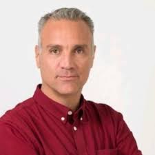 El equipo de “el desayuno” de 107.5 Amor en Miami obsequió a la maestra Fatima  Romay un cheque de $1000 cortesia de Art Dental Studio para arreglar su  clase como parte de