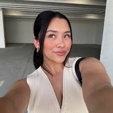 Alexis Dulin's Instagram, Twitter & Facebook