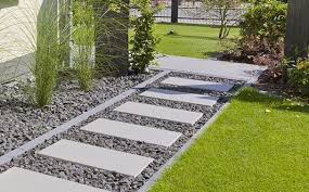 Eine Option Den Gartenweg Ums Haus Modern Zu Gestalten Ohne Eine Komplette Platten Oder Pflasterfla Front Yard Design Modern Front Yard Yard Landscaping