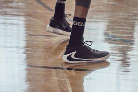 Ptoma gynaikas vrethike na epipleei sto limani Air Zoom Freak 1 Ta Papoytsia Ths Nike Me Thn Ypografh Antetokoynmpo Messinia Live