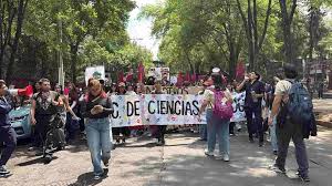 Alumnos del IPN Marchan en el Casco de Santo Tomás; Advierten de Posible Bloqueo