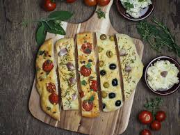 Rezept Fur Einfaches Focaccia Brot 3 Kostliche Varianten Knoblauch Rosmarin Tomaten Pinienkerne Oliven Goldschmankerl Einfache Alltagsrezepte
