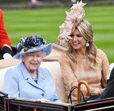 Kate Middleton And Her Flower Hat Lights Up Royal Ascot Alongside Prince William And The Queen Royal Ascot Queen Elizabeth Kate Middleton Queen
