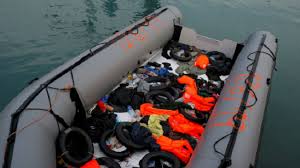 بعد انفجار بركان تحت الماء قارب يبحر عبر صخور إسفنجية باتجاه استراليا