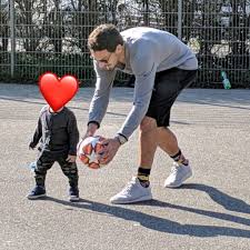 Ergebnisse, nachrichten, videos und bilder. So Suss Ludwig Hummels Erste Kick Versuche Mit Papa Mats Promiflash De