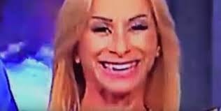 VIDEO) KAKAV BLAM: Voditeljki usred emisije ispao zub! Pogledajte njenu  reakciju!