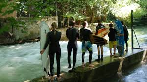 Warum heißt der englische garten in münchen englischer garten? Eisbach Im Englischen Garten Illegal Surfen Auf Der Zweiten Welle Munchen Sz De