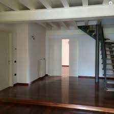 L'appartamento è libero da mobili, ed è comprensivo di aria condizionata, infissi in pvc con vetrocamera, porta blindata e tapparelle elett. Appartamento Ristrutturato Ultimo Piano In Vendita A Verona Piazza Isolo La Corte Immobiliare Srl