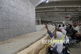 Melontar pertama kali adalah melontar jumrah 'aqabah pada hari ied. Lontar Jumrah Lancar Republika Online