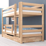 Letto a castello sdoppiabile, trasformabile in due letti singoli o letto matrimoniale, interamente in legno massello. 529 90
