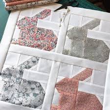 New Pattern Hippity Hoppity Easter Mini Quilt Ellis Higgs Patchwork Ideen Steppmuster Quilt