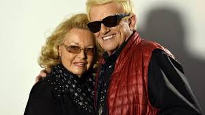 Recognizable by his extremely blond/white hair and sunglasses. Heino Hannelore Feiern Ihren Hochzeitstag