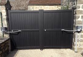 Portail Talence Avec Moteur A Bras Vue De L Interieur Dans Le 91 Portail Aluminium Portail Art Portail