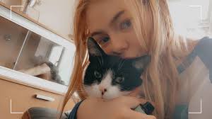 Does anyone recognise this cat, keeps calling to see me, Gordon Street  area, mostly night time, but is now hanging around some mornings too,can't  get close enough to determine the sex, she/