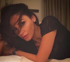 At the age of 15, she became the youngest person to win the newcomer's award at the prestigious sanremo music festival singing contest. Anna Tatangelo Sensualissima Su Instagram Si Vede Anche Troppo Foto