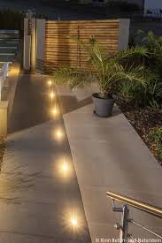 Die Platten Mit Integrierten Leds Weisen Auch Im Dunklen Und An Sommerabenden Den Weg Auch In Winter Und Herbst Wird L Licht Im Garten Gartengestaltung Garten