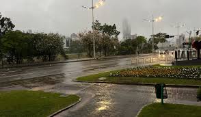 VÍDEO: Temporal com granizo atinge Blumenau e alerta severo é emitido para novas tempestades