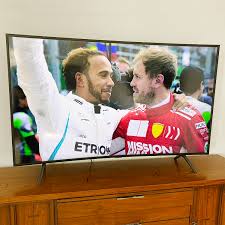 Samsung 55 un55d8000 samsung's 55d8000 is its top series this year and contains 3d compatibility and led backlighting for the lcd front screen smart hub smart tv is also included. Samsung 55 Inch Ru7300 4k Smart Tv Review Worth The Curves