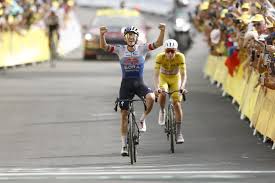 Evenepoel ganha 15.ª etapa do Tour e sobe a segundo após desistência de Vingegaard