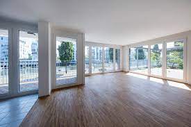 Die häuser stehen etwa zur hälfte auf der molenfläche und ragen mit der nördlichen hälfte über die kaimauer in das hafenbecken. Am Yachthafen 3 Zimmer Wohnung Mit Privatgarten Am Frankfurt Westhafen Cai Immobilien