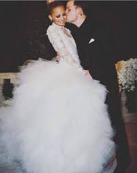 Online kaufen großhandel hochzeitskleid swarovski aus. Die Teuersten Promi Brautkleider Traumzeit Hochzeit Am Bodensee