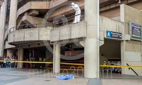 Hasta el momento las autoridades de la cdmx no han emitido información sobre lo ocurrido en el metro, por lo cual se desconoce la cantidad de personas. En Fotos Que Pesar Asi Fue La Inspeccion Tecnica Del Hombre Que Se Cayo De La Estacion Del Parque Berrio Minuto30 Com