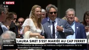 Laura smet is on facebook. Video Mariage De Laura Smet La Belle Surprise Des Fans De Johnny Hallyday A La Sortie De L Eglise Voici