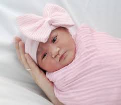 Comment habiller un bébé fille à sa naissance ? – <a href=