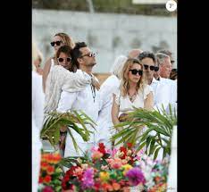 Around his coffin, his widow laeticia and his children david and laura say goodbye to the husband and the father. Exclusif David Hallyday Et Sa Femme Alexandra Pastor Laura Smet Et Son Compagnon Raphael Obseques De Johnny Hallyday Au Cimetiere De Lorient Sur L Ile Sain Purepeople
