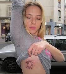 With a net worth estimated at $165 million, scarlett is one of the world's top grossing actresses. Scarlett Johansson Zeigt Ihr Neues Tattoo Ok Magazin