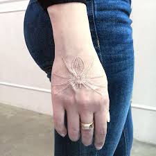 Guna dijadikan sebagai bahan pertimbangan buat anda yang sekarang sedang mencari gambar atau motif tatto keren untuk pria dengan gambar 3d atau 2d. 10 Tato Tinta Putih Yang Keren Bisa Jadi Inspirasi Nih Okezone Lifestyle