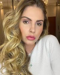 Whindersson Nunes acompanhado? Detalhe em foto do humorista no México  intriga fãs: Bolsa de mulher ali