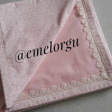 Yeni Pazen Battaniyemiz Soft Yayruagzi Pembe Rengi Ic Tarafi Ayni Tonda Desenli Yeni Bir Aplike Modeli Uygulandi Baby Gifts To Make Baby Quilts Sewing Lessons