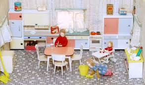 1960 S Dollhouse Kitchen With A Typical Happy Family Puppenhausmobel Puppenkuche Puppenmobel
